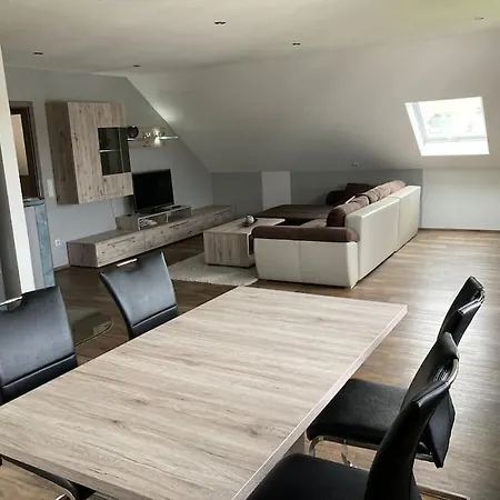 110qm Mit 2 Schlafzimmern & Grossem Wohnbereich Apartmán