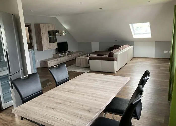 110qm Mit 2 Schlafzimmern & Grossem Wohnbereich Διαμέρισμα